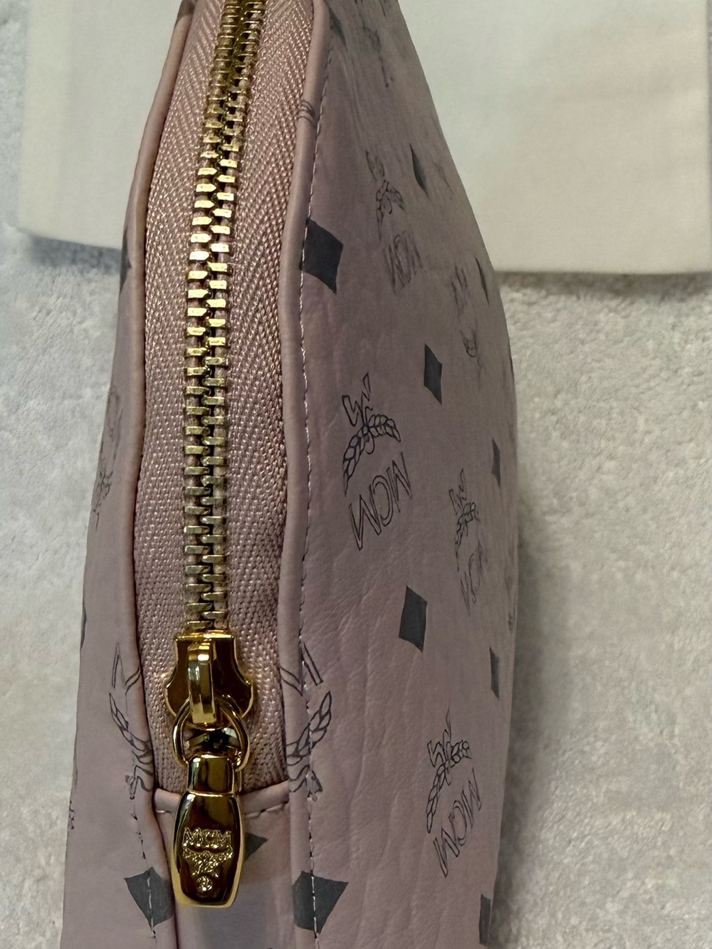 Authentic MCM pink leather cosmetic pouch with certificate of authenticity - Picture 2 of 3